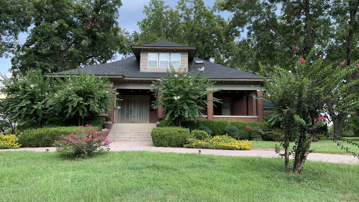 Russellville House | Discover Dardanelle charm, steps away from Arkansas River