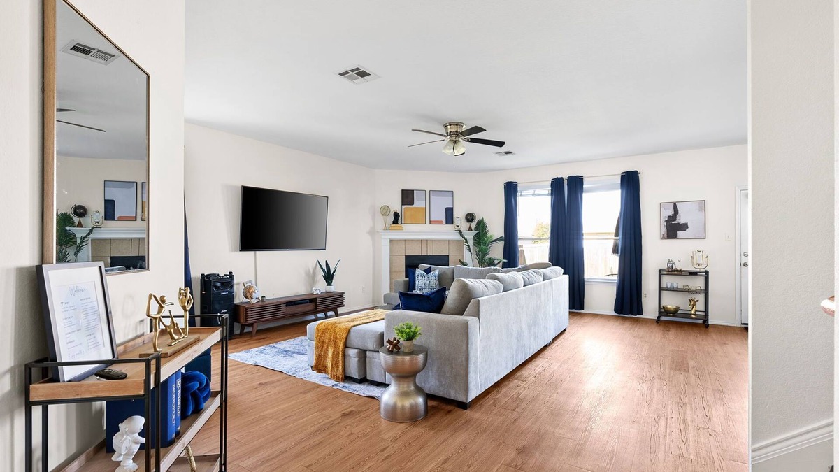Buda House | Discover Fun/Relaxation: Dedicated Office, Gameroom, Jukebox, Bball, Fire Pit!nn