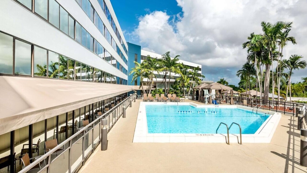 Flagami Hotel | Discover Miami! Two Units to Enjoy! Close to Merrick House and Gardens