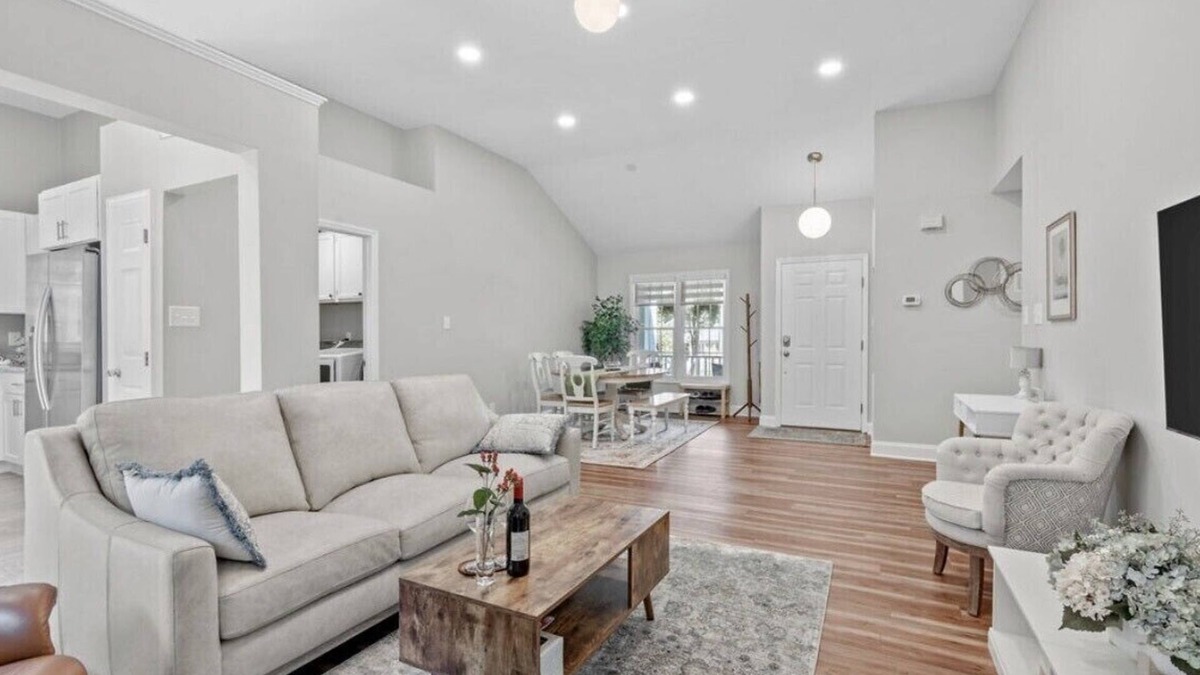 Cary House | Discover NCSU close by! Cozy Cary retreat awaits.
