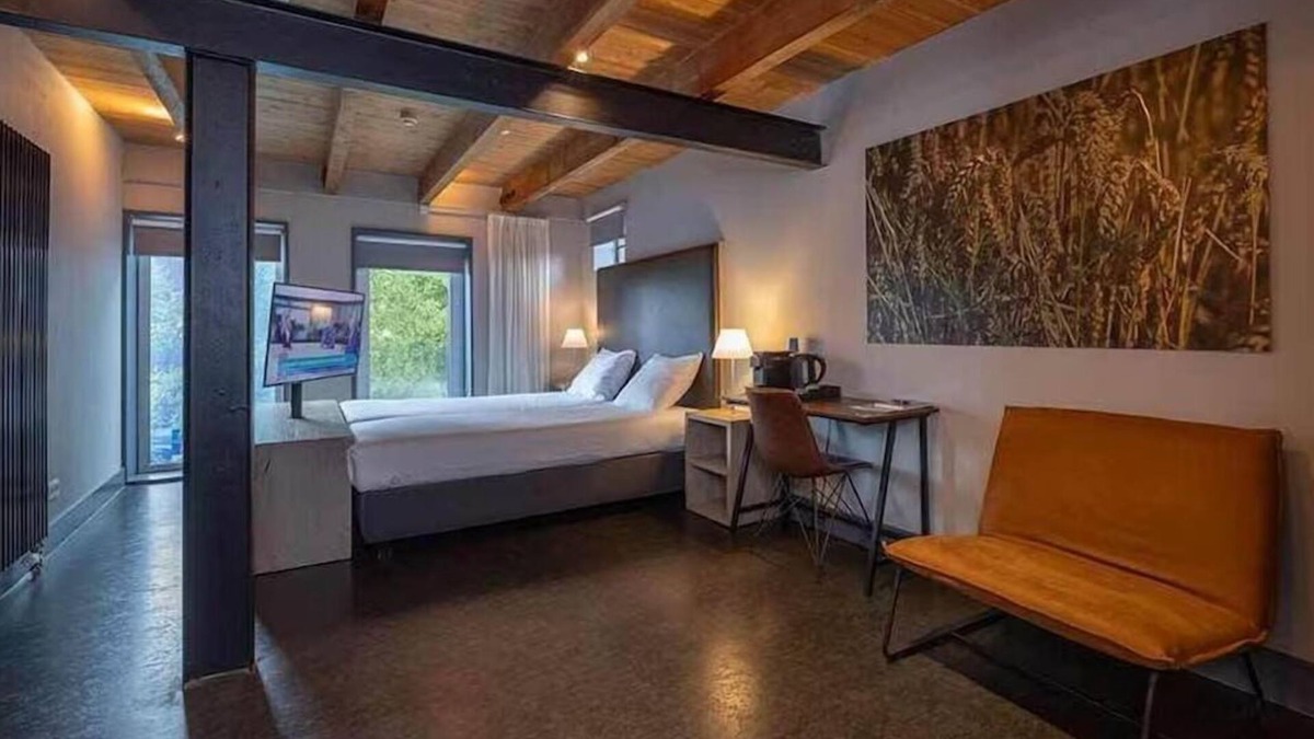Coevorden Hotel | Discover Nearby Historic Sites from Two Spacious Rooms in a Charming Estate