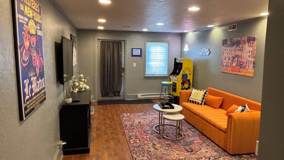 West Liberty Apartment | Discover Ohio charm near caverns - 7 min, “Friends” Joey & Chandlers apt
