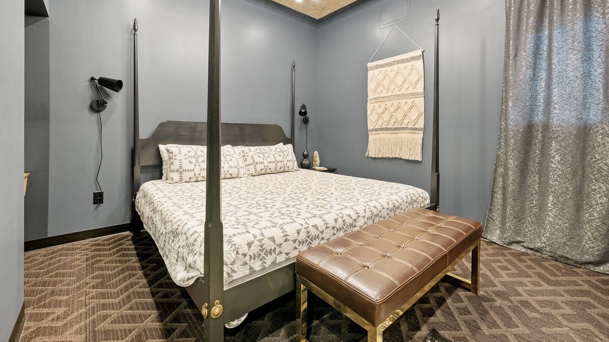 Middletown House | Discover Posh Boutique Hotel in Middletowns Torchlight Pass Revival District 302
