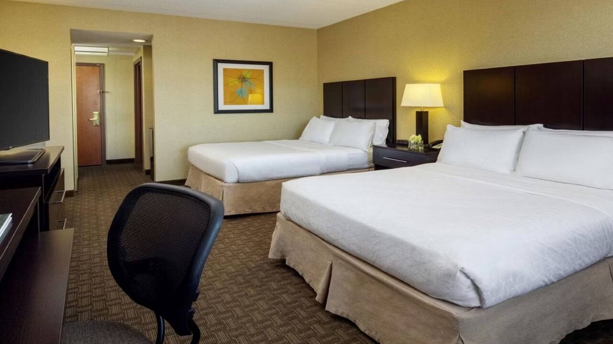 Ocotillo Hotel | Discover Relaxation at Holiday Inn Chandler: Outdoor Pool & Dining On-Site