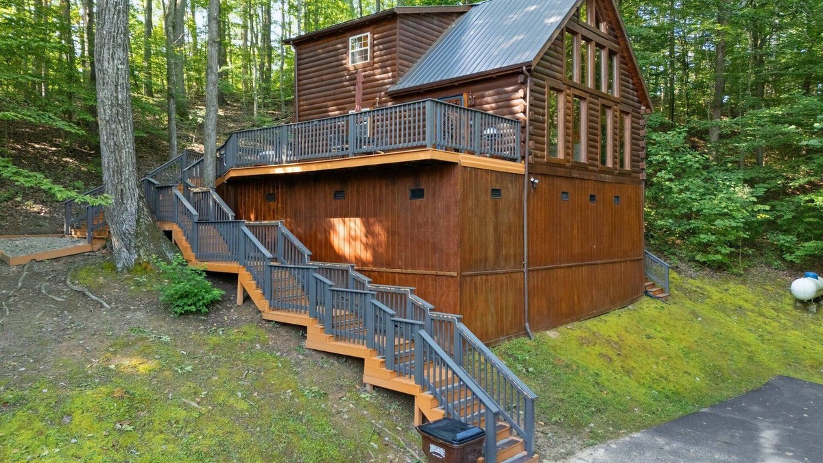 Slade Cabin | Discover Serenity at Hidden Ridge, Hot Tub, Satellite TV, firepit.