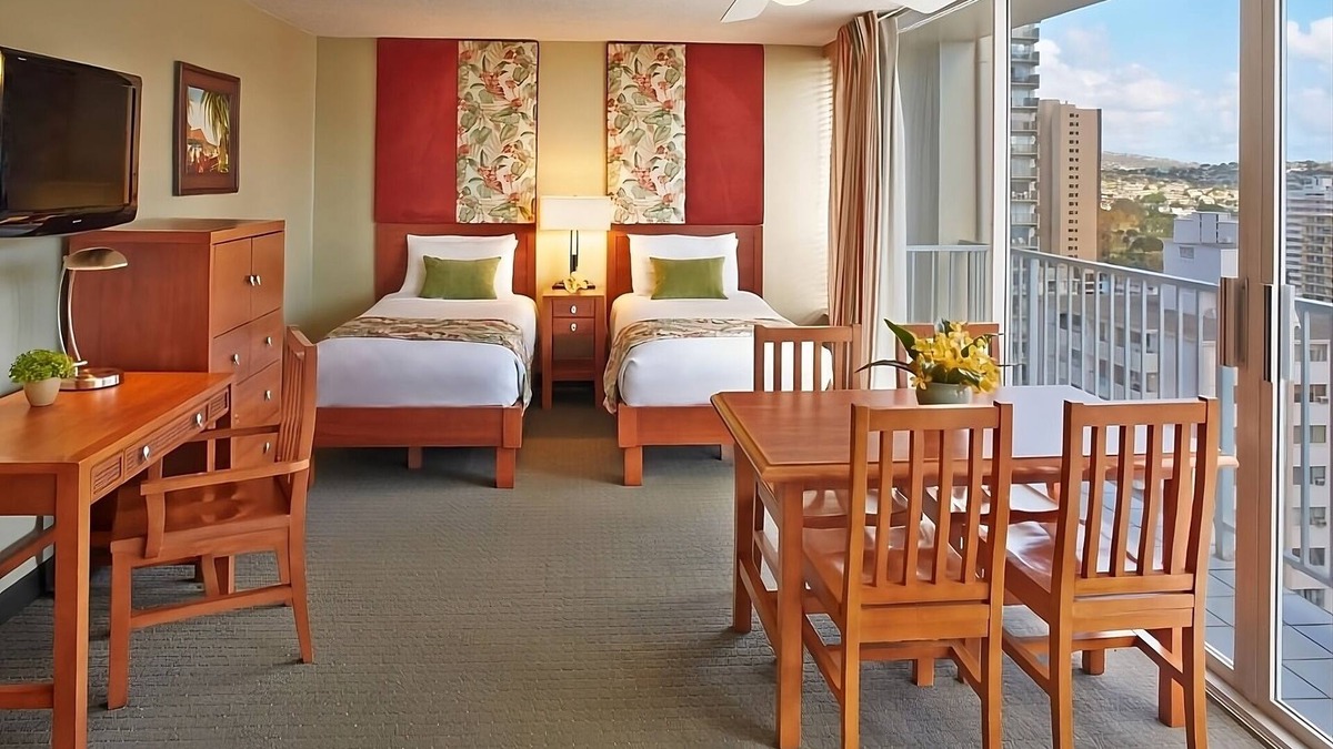 Waikiki House | Discover Serenity: Rooftop Bliss, Pool, Sauna, Minutes from Waikiki Beach!