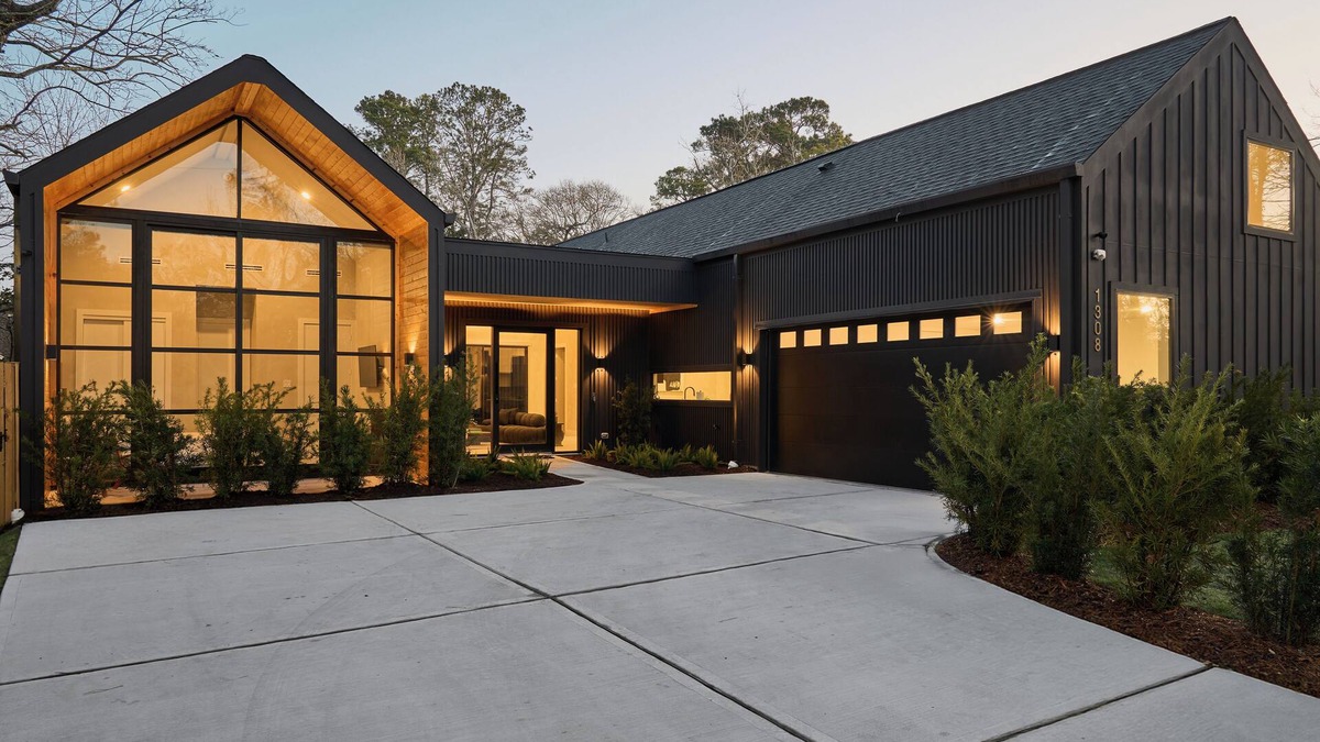 Conroe House | Discover The Black Oak: Forest & Chill—an entire home nestled among the trees.