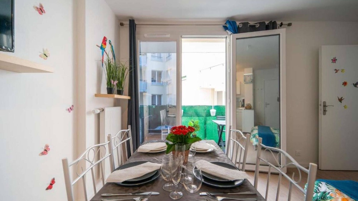 Plateau — Pyramide Apartment | Discover the Cocotier Athisien in Athis-Mons, a booming business located 20 minutes from Paris.