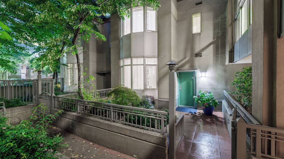 Coal Harbour House | Discover the Lively Spirit of Coal Harbour in the Heart of Downtown Vancouver