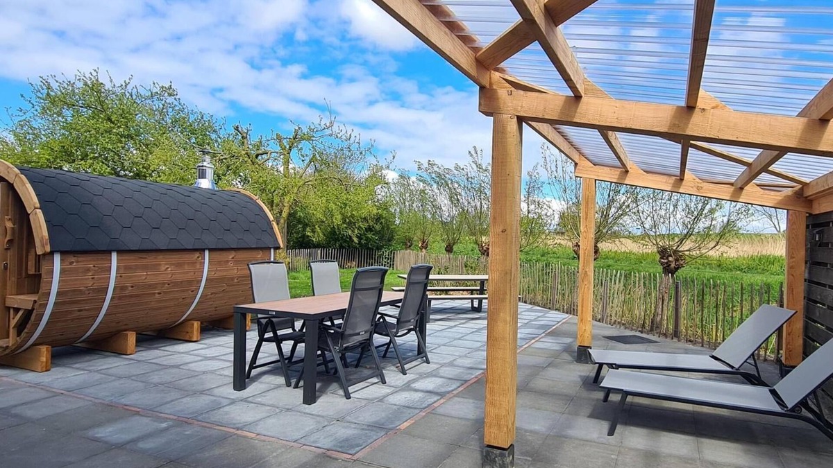 Oudeslius House | Discover this Dog-friendly vacation home in a quiet and natural setting, near the North Sea coast. Enjoy luxury amenities such as a Wood Burning Barrel Sauna, a private garden and comfortable bedrooms. Explore the surroundings by bike or take a trip