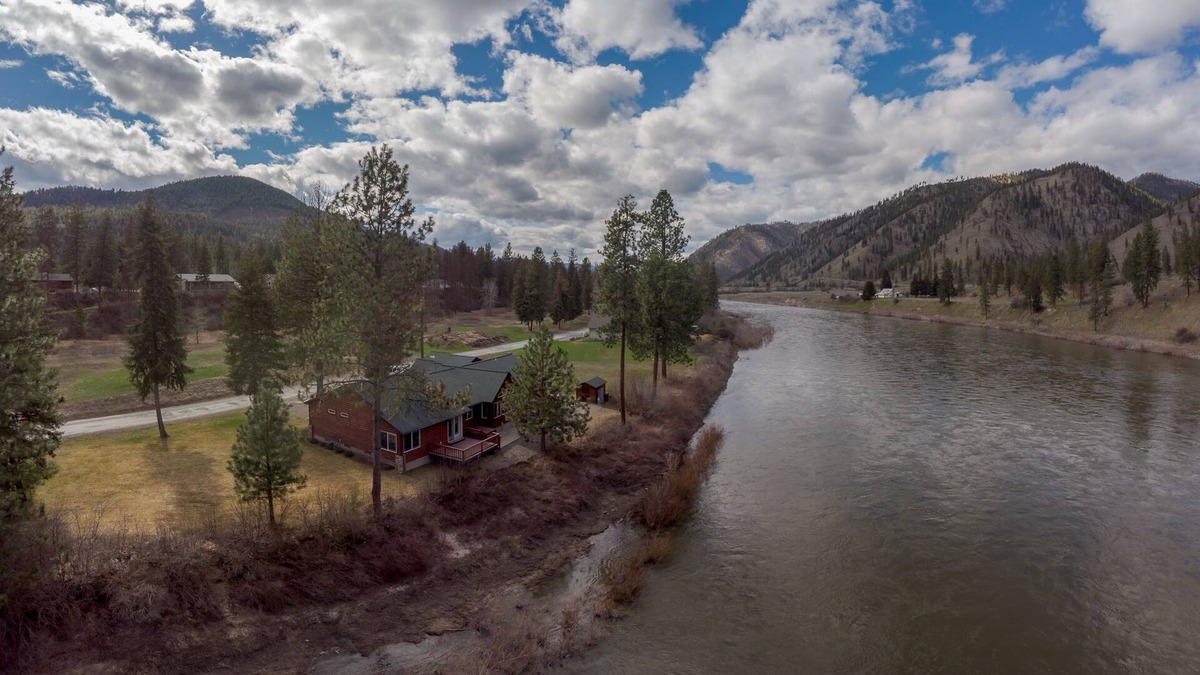 Superior Cabin | Discover tranquility in this upscale vacation rental nestled in Superior, MT