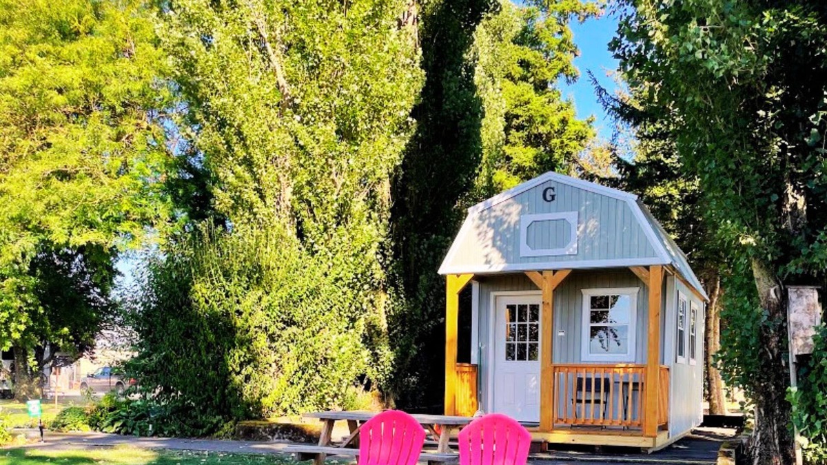 Lynden Cabin | 🌿Discover Tranquility in a Little Barn Cabin: A Unique Glamping Retreat