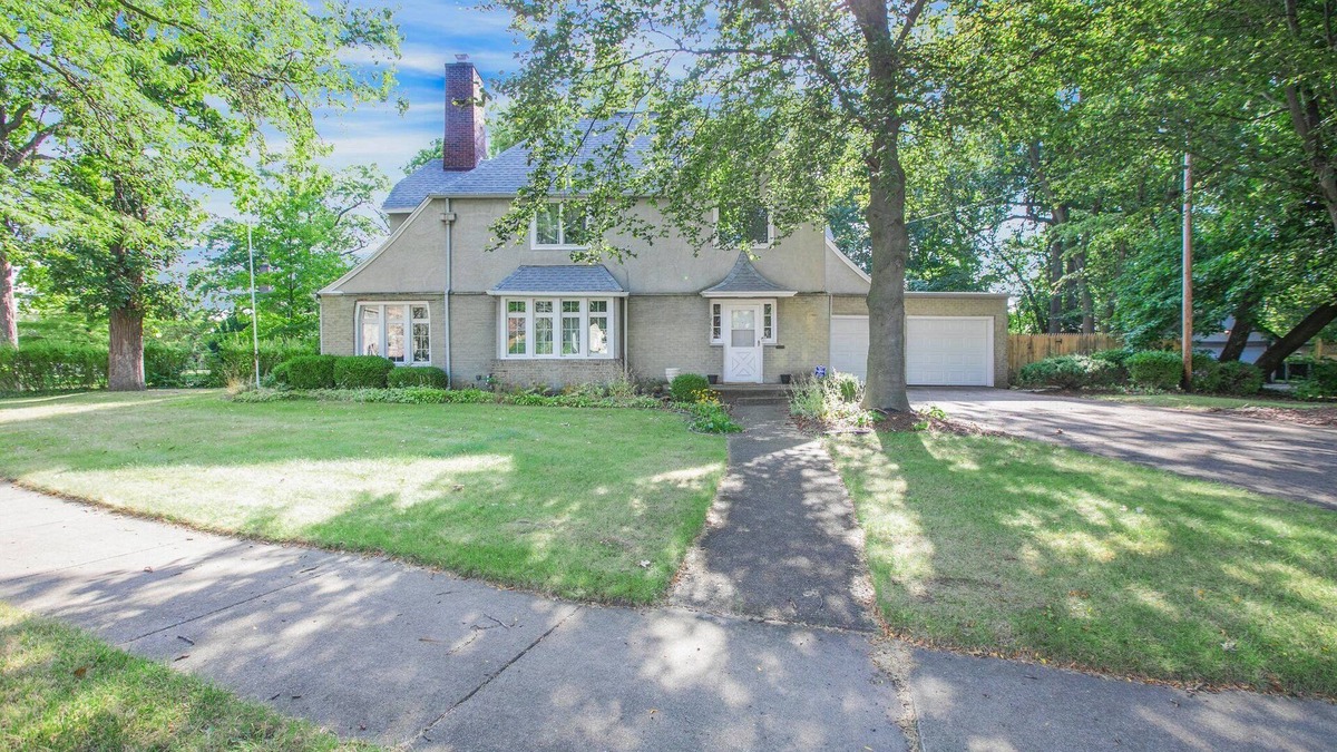 Keller Park House | Discover university charm. Your 4-bedroom retreat, an 8-min drive to Notre Dame.