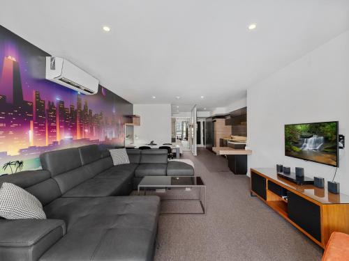 South Brisbane Apartment | Discover urban bliss in our 1-bedroom King bed apartment! City views and cultural gems