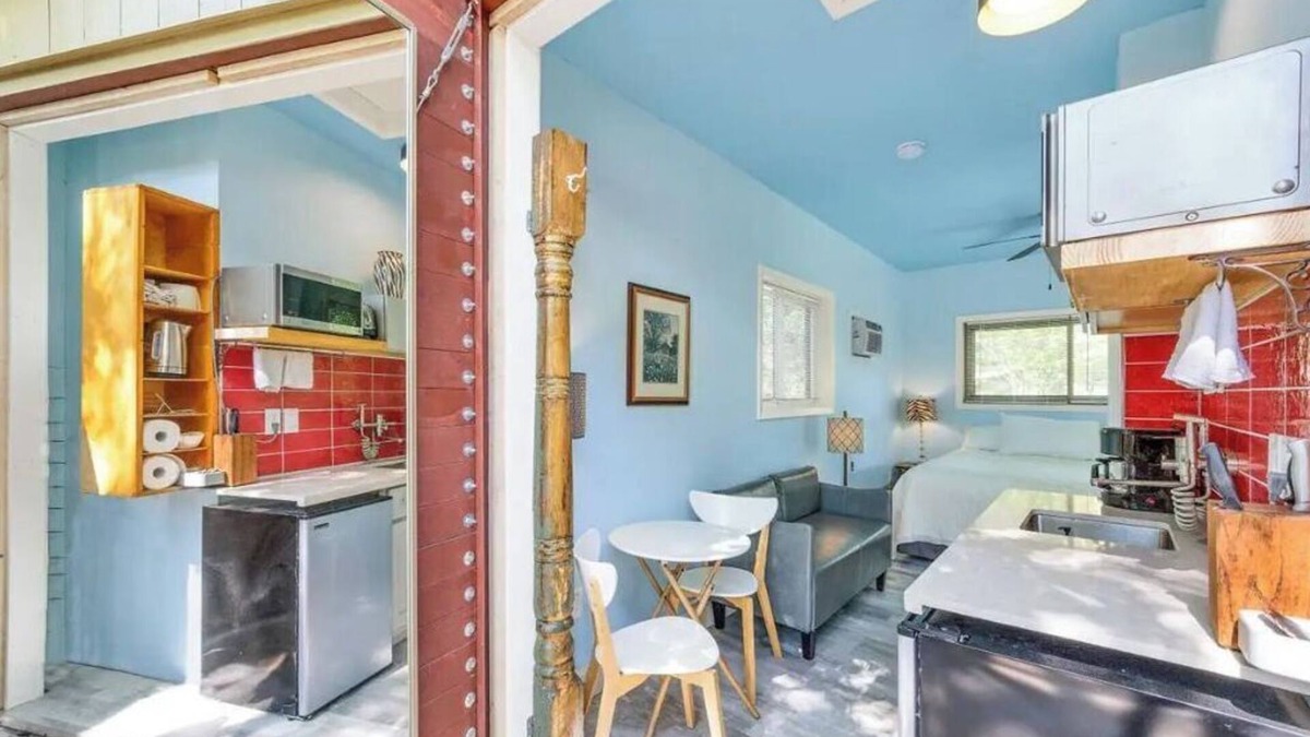Windsor Park House | Discover UT Austin in just 6 mins! Cozy studio retreat awaits.