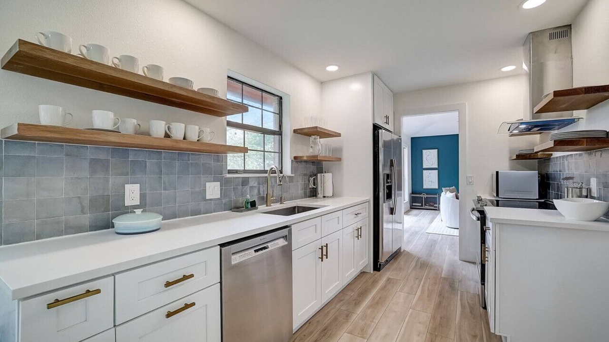 Manor House | Discover Your Ideal Austin Retreat: Spacious Home Near COTA, Downtown, and SXSW Venues