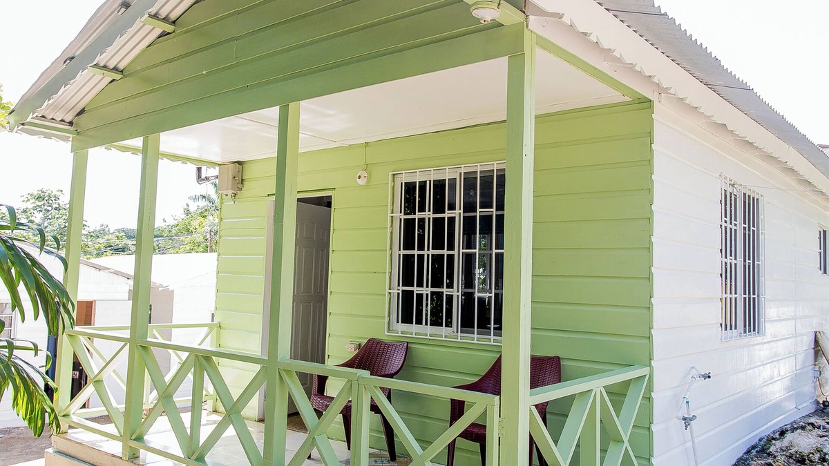 Negril Cottage | Discover Your Perfect Getaway in Negril-Fast WiFi -Short Stroll to 7-Mile Beach