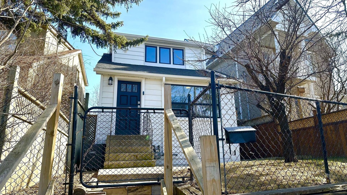 Harwood House | 🏡 Discover Your Toronto Sanctuary! 🌺n