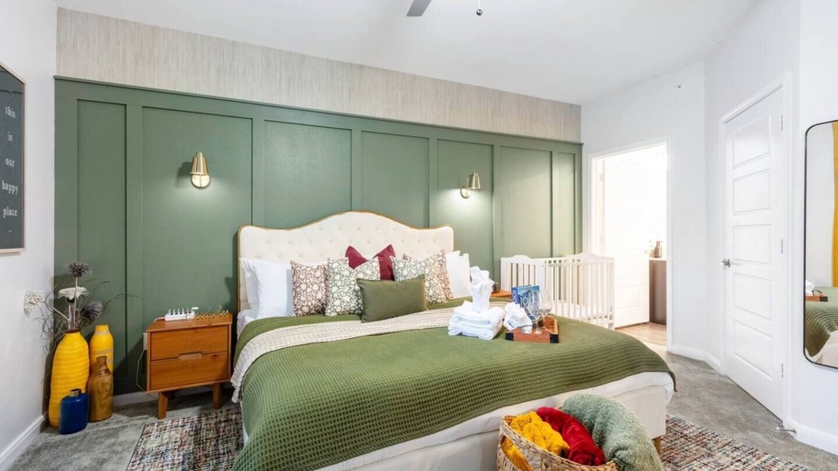Medical Center District Apartment | Discover your upscale retreat in historic San Antonio. This modern apartment offers a seamless blend of comfort and convenience, with amenities designed for military, medical professionals, families, & displaced guests. Your perfect home base awaits.