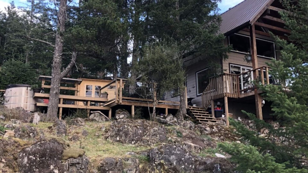 Quadra Island House | Discovery Passage from Copper Bluffs!