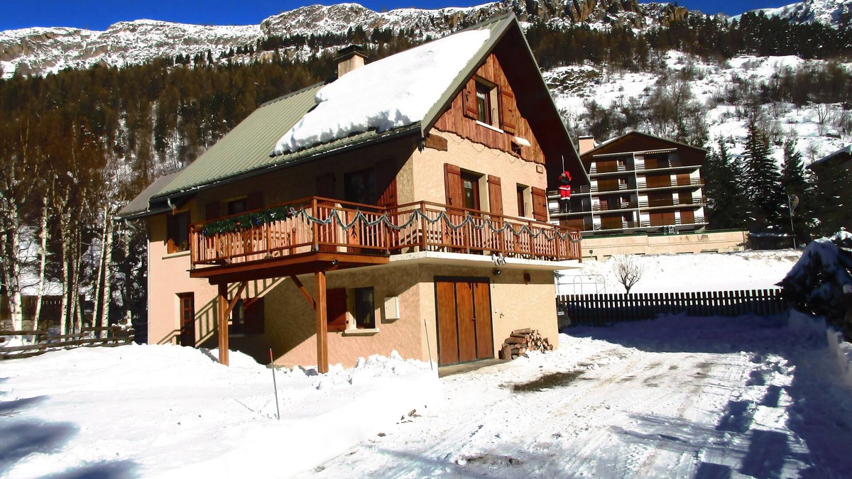 Monetier-les-Bains Ski Chalet | DISCRETELY STYLISE MOUNTAIN CHALET FOR 9 PEOPLE.