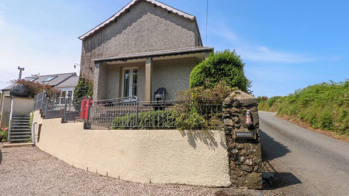 Garn Fadryn Cottage | DISGWYLFA, pet friendly, with open fire in Sarn Meyllteyrn