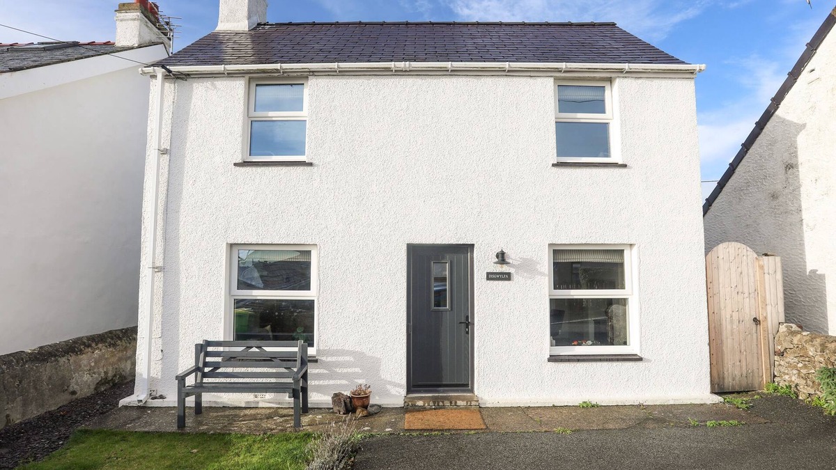 Moelfre House | DISGWYLFA, pet friendly, country holiday cottage in Moelfre