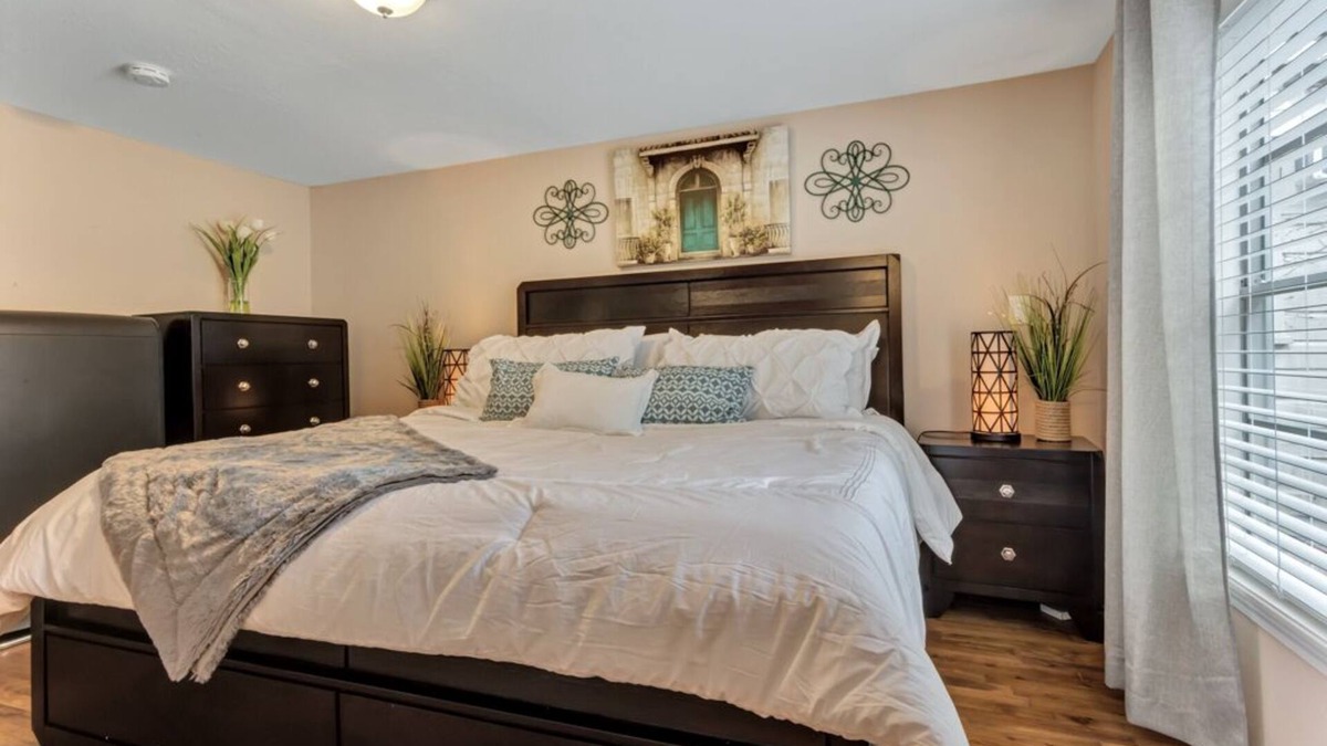 Boulevard Oaks Apartment | DISINFECTED☀2.6 Miles to TMC☀Washer & Dryer☀King Bed☀Netflix☀ WIFI☀4KTV