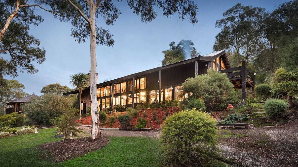 Eltham House | Diskin House Mt Pleasant Rd, Eltham. Great for weddings - 2 Kms to Montsalvat.