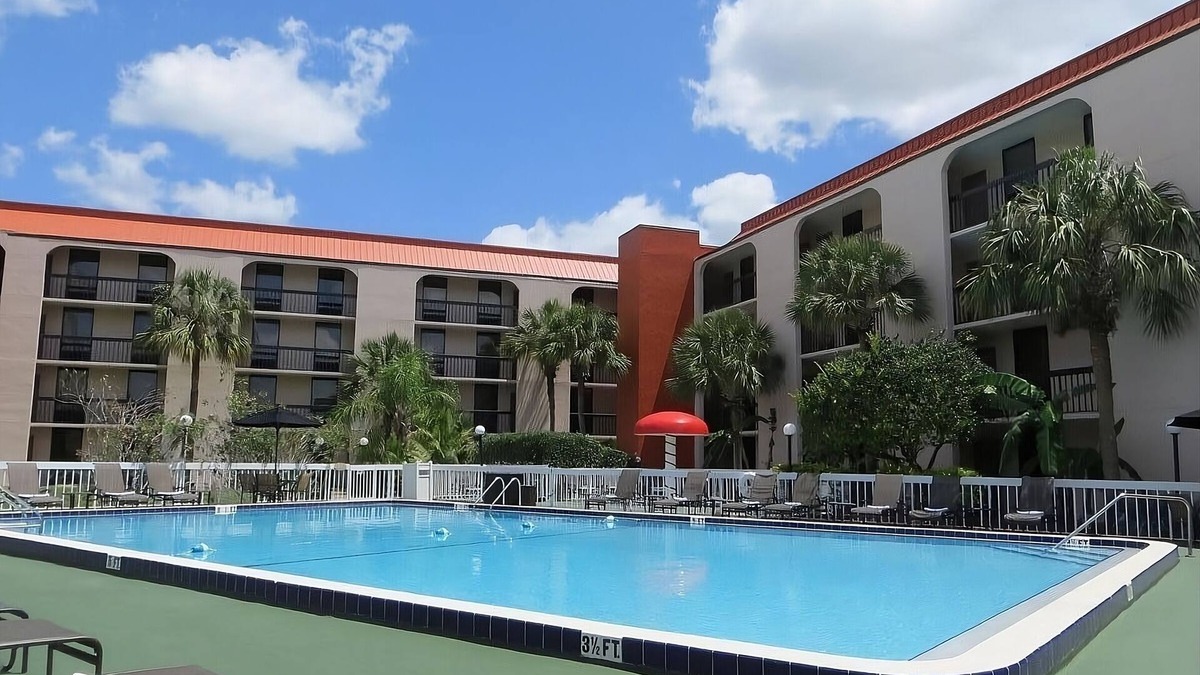 Florida Center Hotel | Disney Group Getaway! 2 Comfy Units, Close to Universal! Pool, Breakfast.