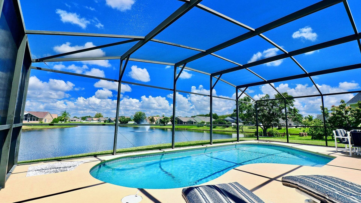 Lakeside Estates House | Disney Location with Secluded Pool and King Sized 4-Poster Bed