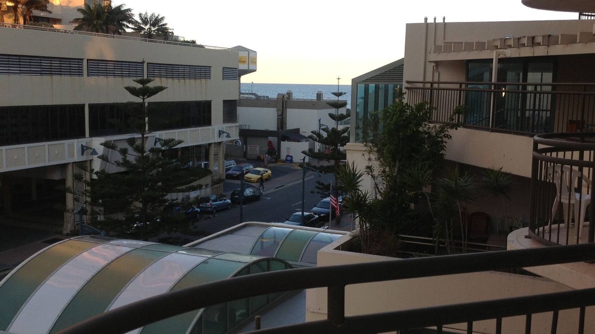 Surfers Paradise Apartment | Distant Ocean and Hanlan Views
