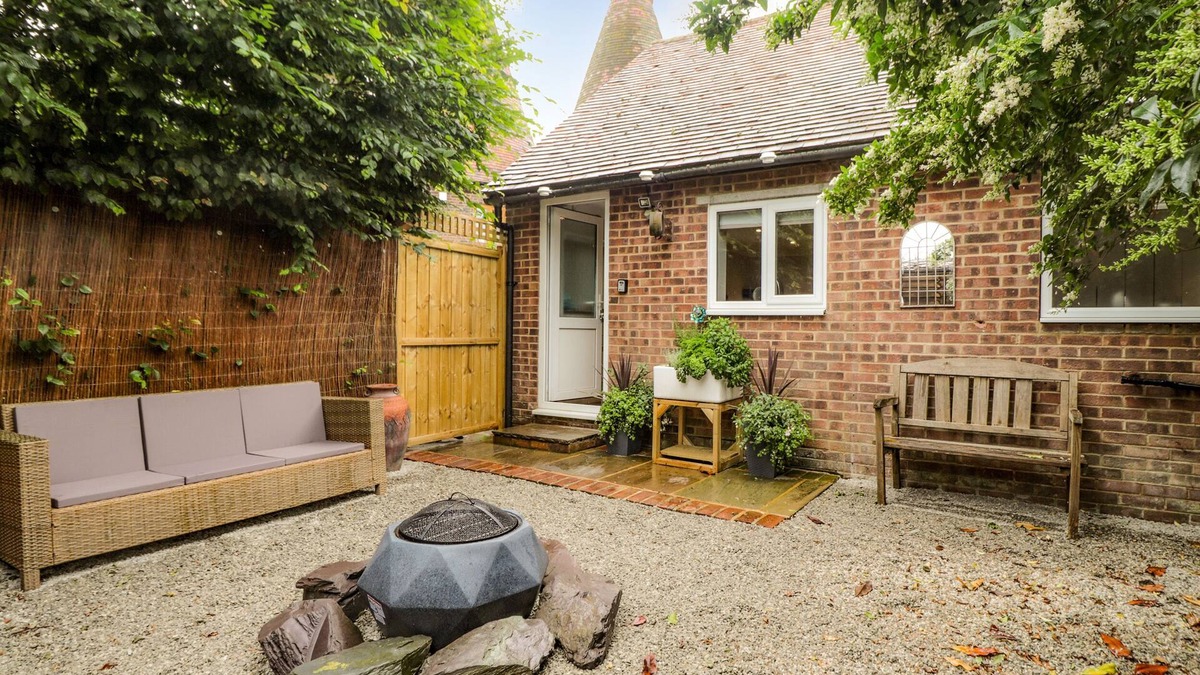 Tonbridge Cottage | DITSYS DEN, pet friendly, with a garden in Paddock Wood, Kent