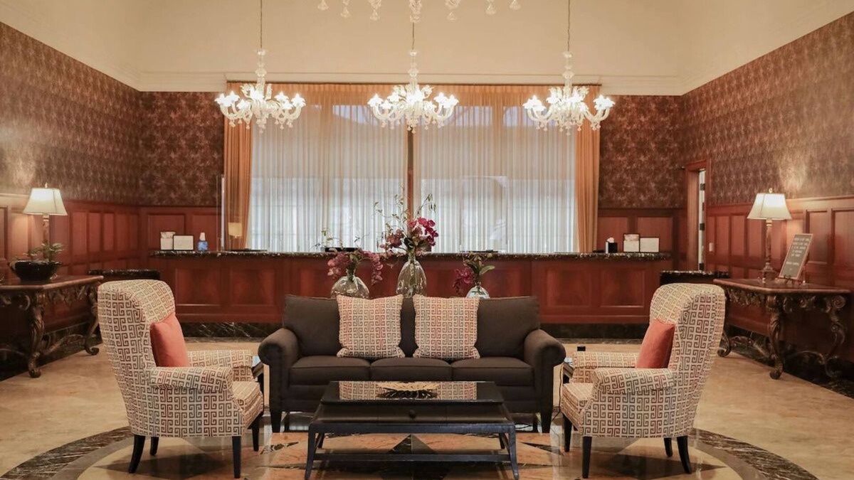 Rochester Hotel | Dive into the Heart of Rochester: 2 Elegant Rooms Near Boutiques & Eateries