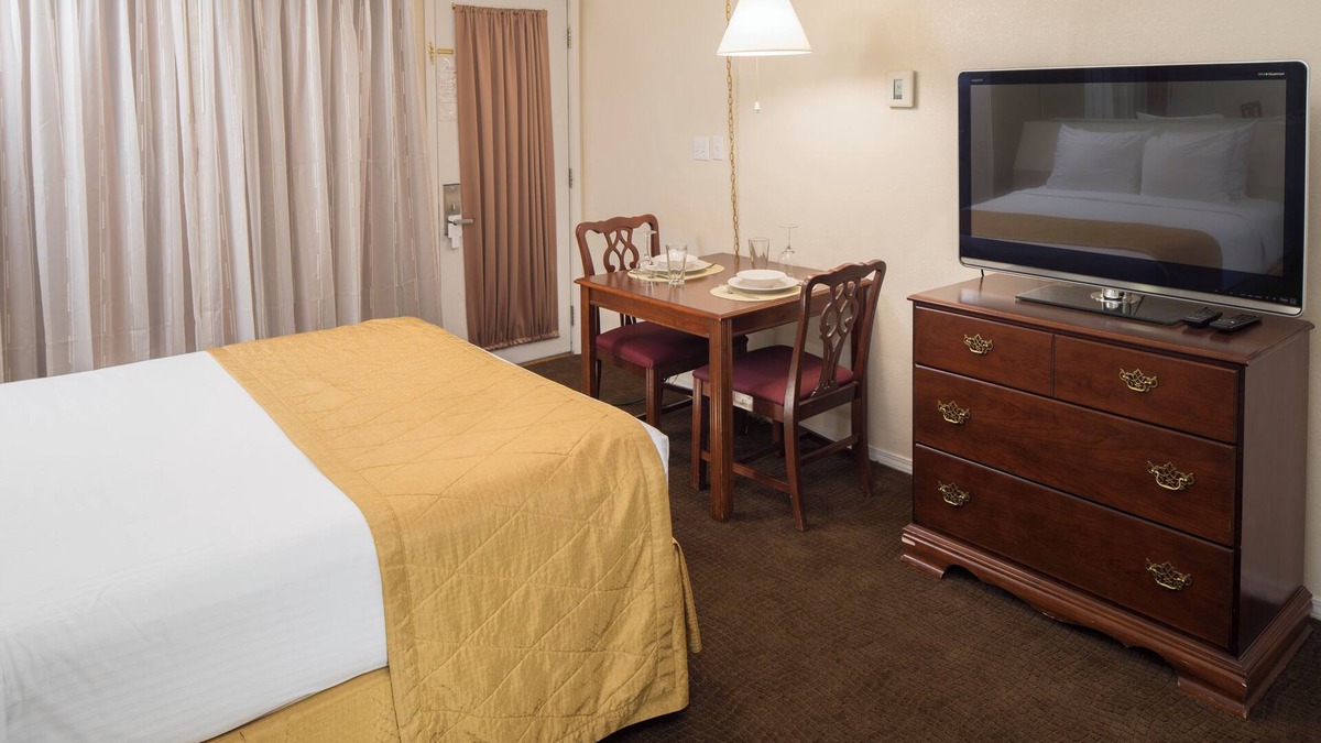Table Rock Hotel | Dive Into Your Dream Vacation! Kitchen, Pool, Near Table Rock Dam