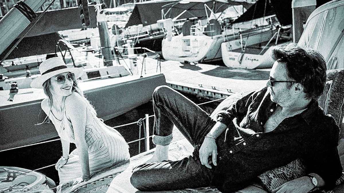 Sydney Boat Rental | DIVINE YACHT OVERLOOKING SYDNEY HARBOUR