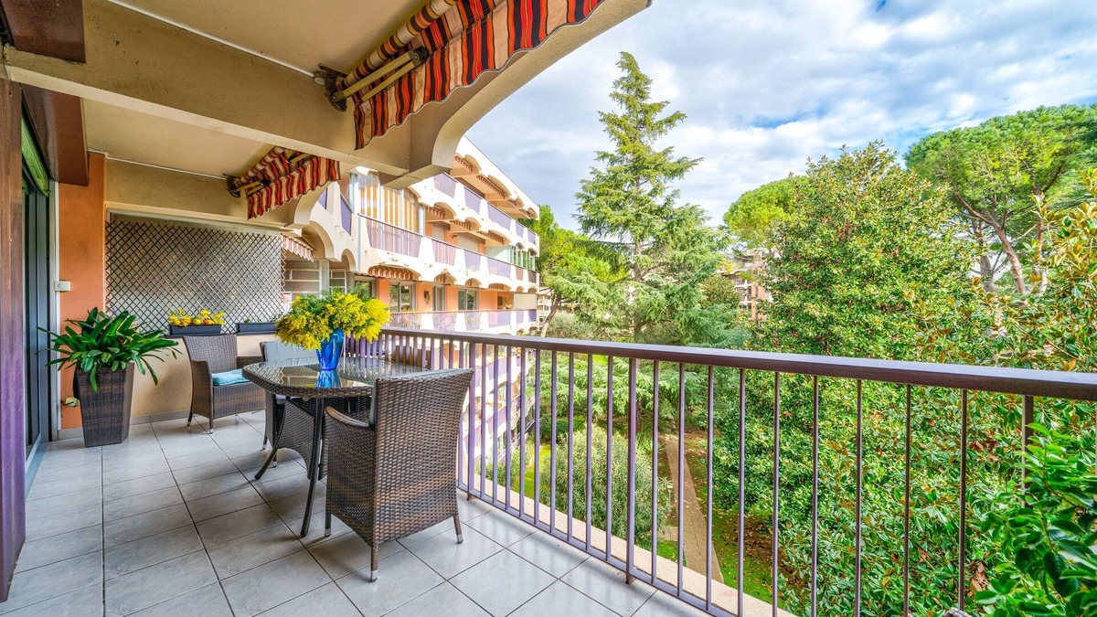 Mandelieu-La-Napoule Apartment | Djoby Lodge - Appartement climatisé et piscine partagée