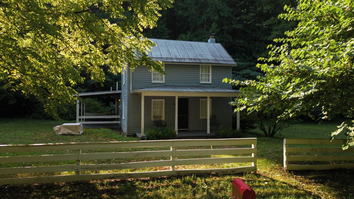 Luray House | DLT Cabins, LLC - Holler Hideaway Cozy house sleeps 4 on 10 Minutes from SNP