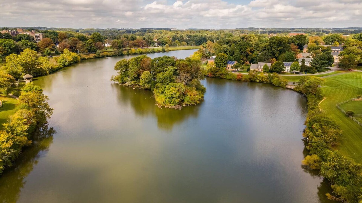 Gaithersburg House | DMV 6BR Luxury Lake House with Firepit, Game Room