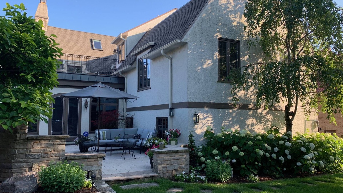 Shorewood House | DNC: Remodeled English Tudor 1 block from Lake Michigan & minutes from downtown