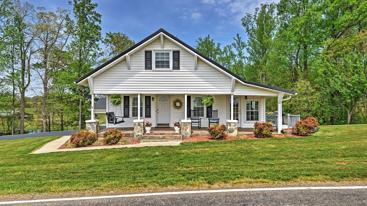 Elkin House | Dobson Farmhouse w/Wraparound Porch & Fire Pit!