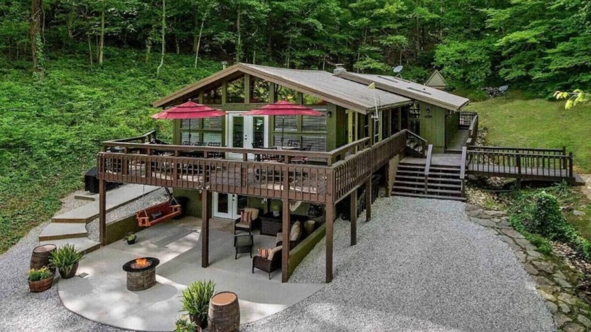 Flat Hollow Marina House | Doc's Lake Escape - Covered slip, Hot tub Fire Pit