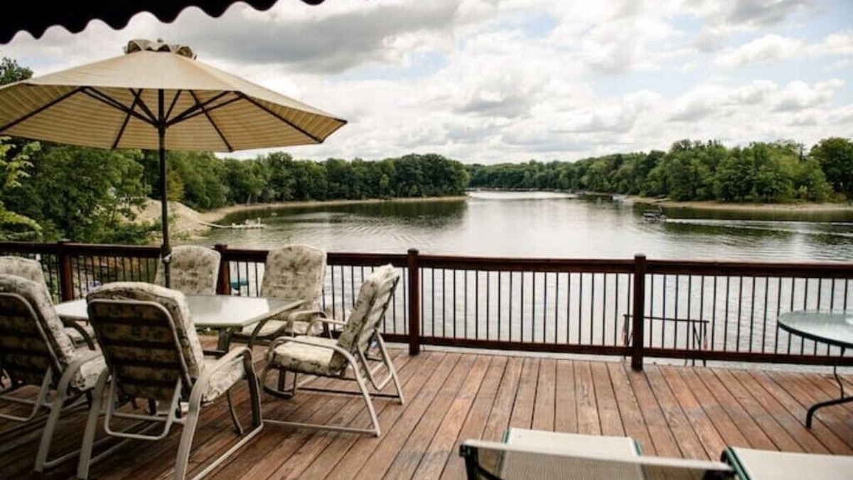 Deerfield House | Doc's Lake House Lakefront