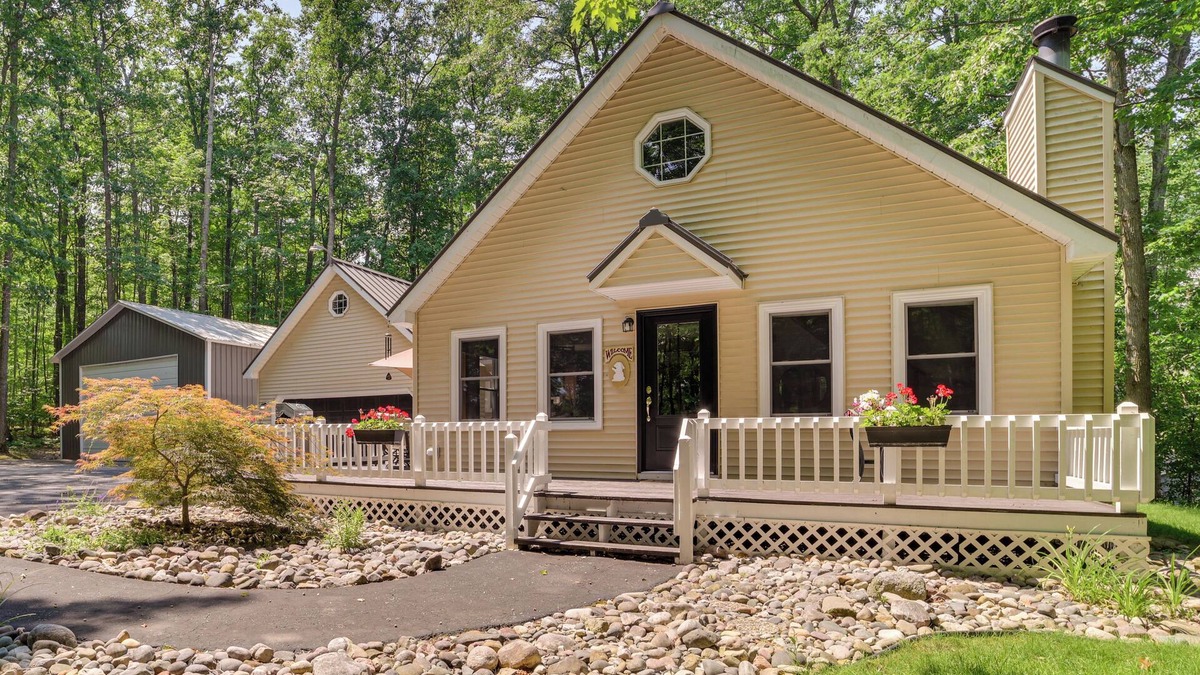 Higgins Lake Cabin | Dock Access + Nearby Beach: Higgins Lake Retreat!