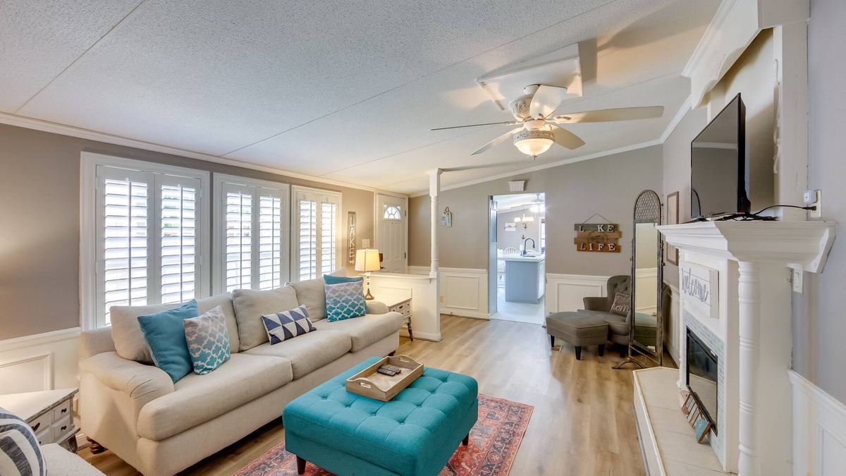 Enchanted Oaks House | Dock, Deck & Kayaks: Home on Cedar Creek Reservoir