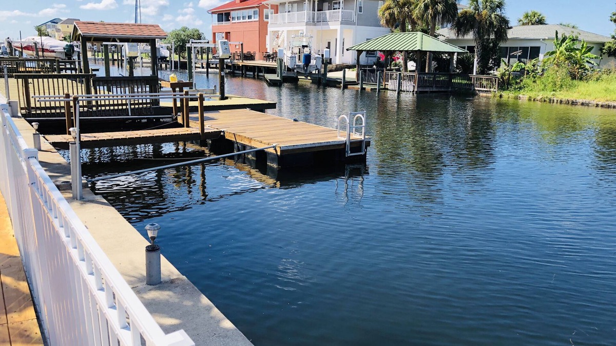 Sea Ranch House | DOCK*DEEP WATER ACCESS BBQ, 3 TVs*FREE WIFI.