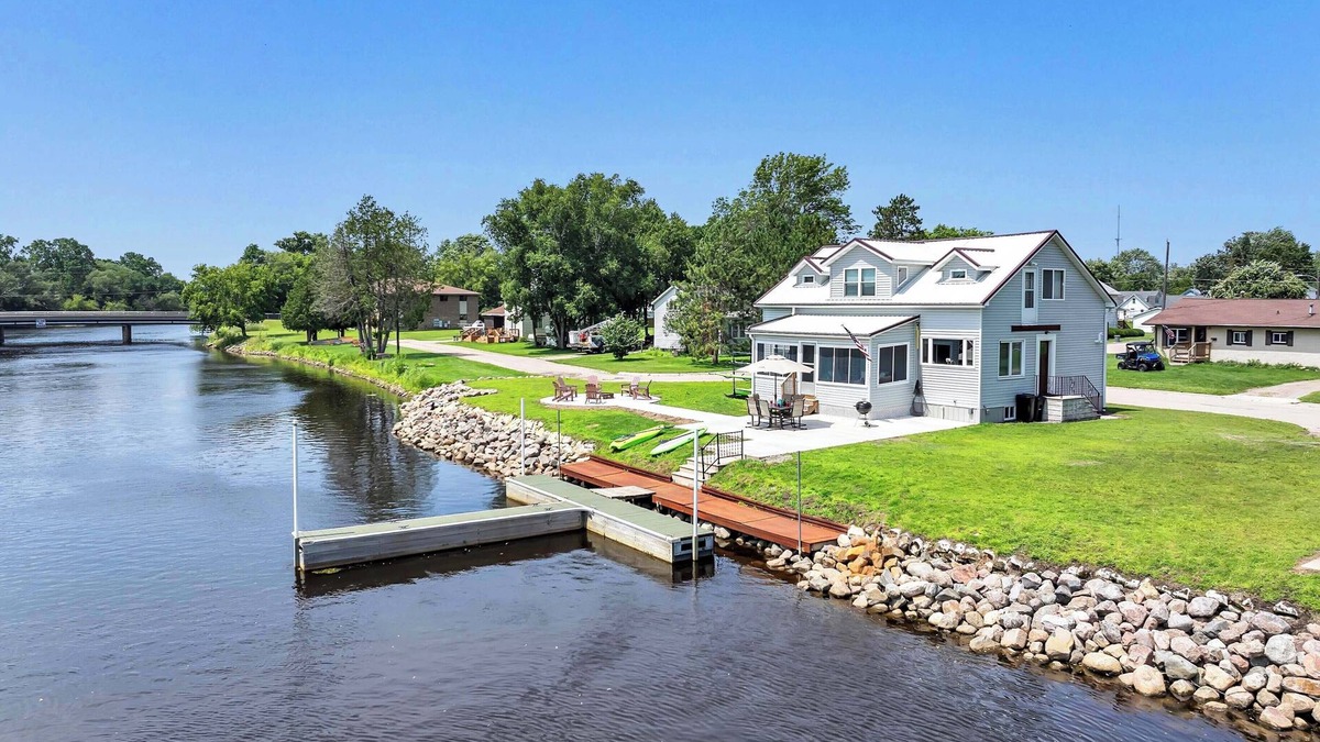 Oconto House | Dock & Drift: Kayaks&SUP|Lake Michigan|Hottub
