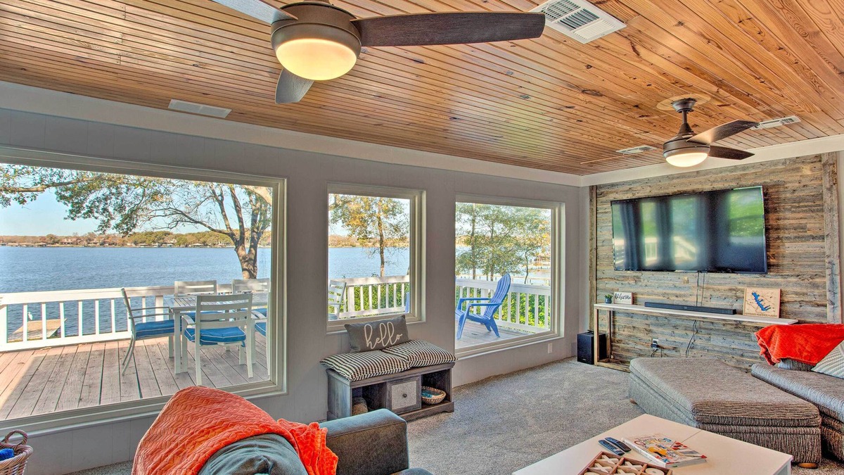 Enchanted Oaks House | Dock & Fire Pit: Lakefront Cedar Creek Home!
