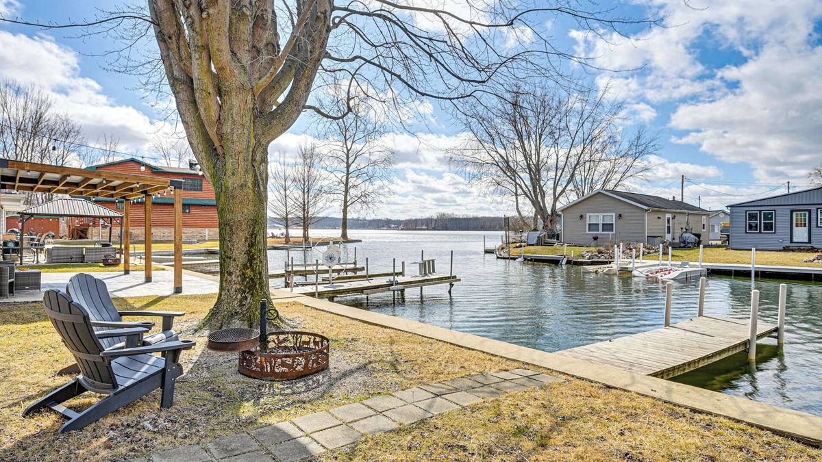 Leesburg House | Dock & Fire Pit: Retreat on Big Barbee Lake!