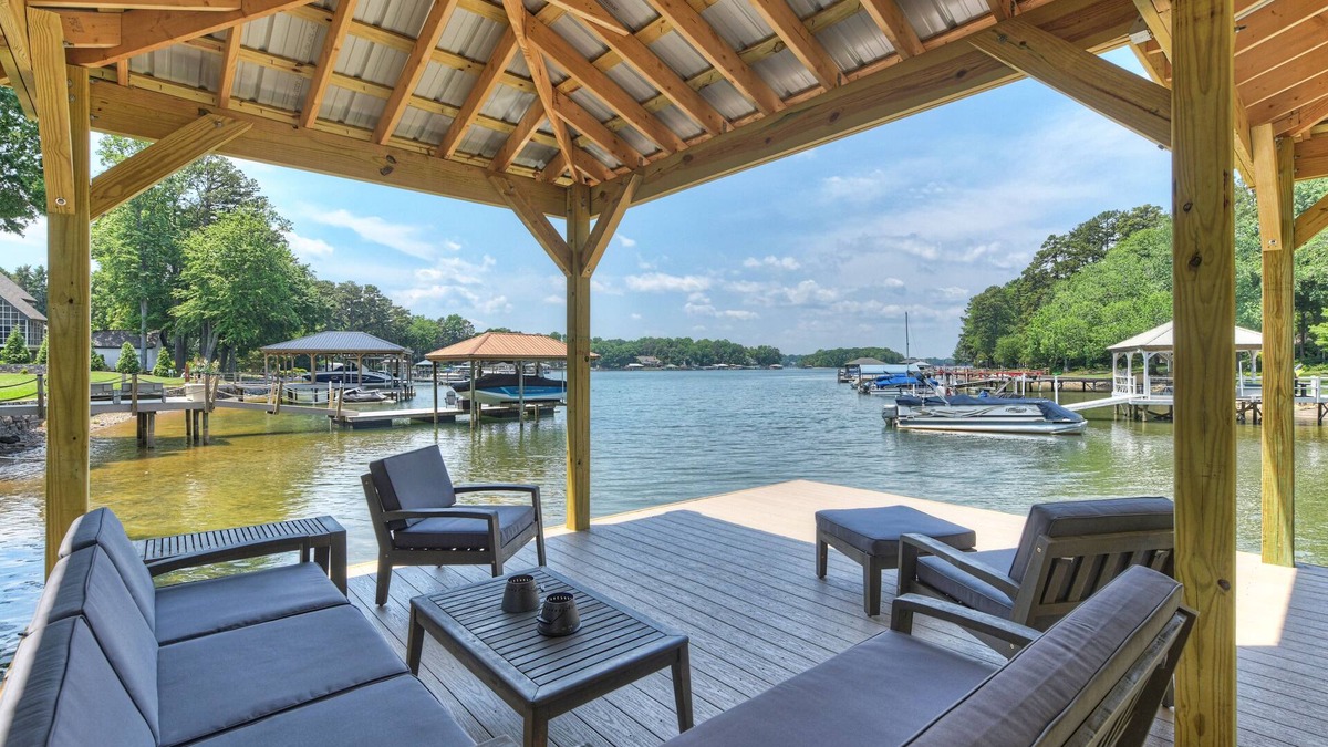 Huntersville House | Dock Holiday by AvantStay | Custom Home + New Dock